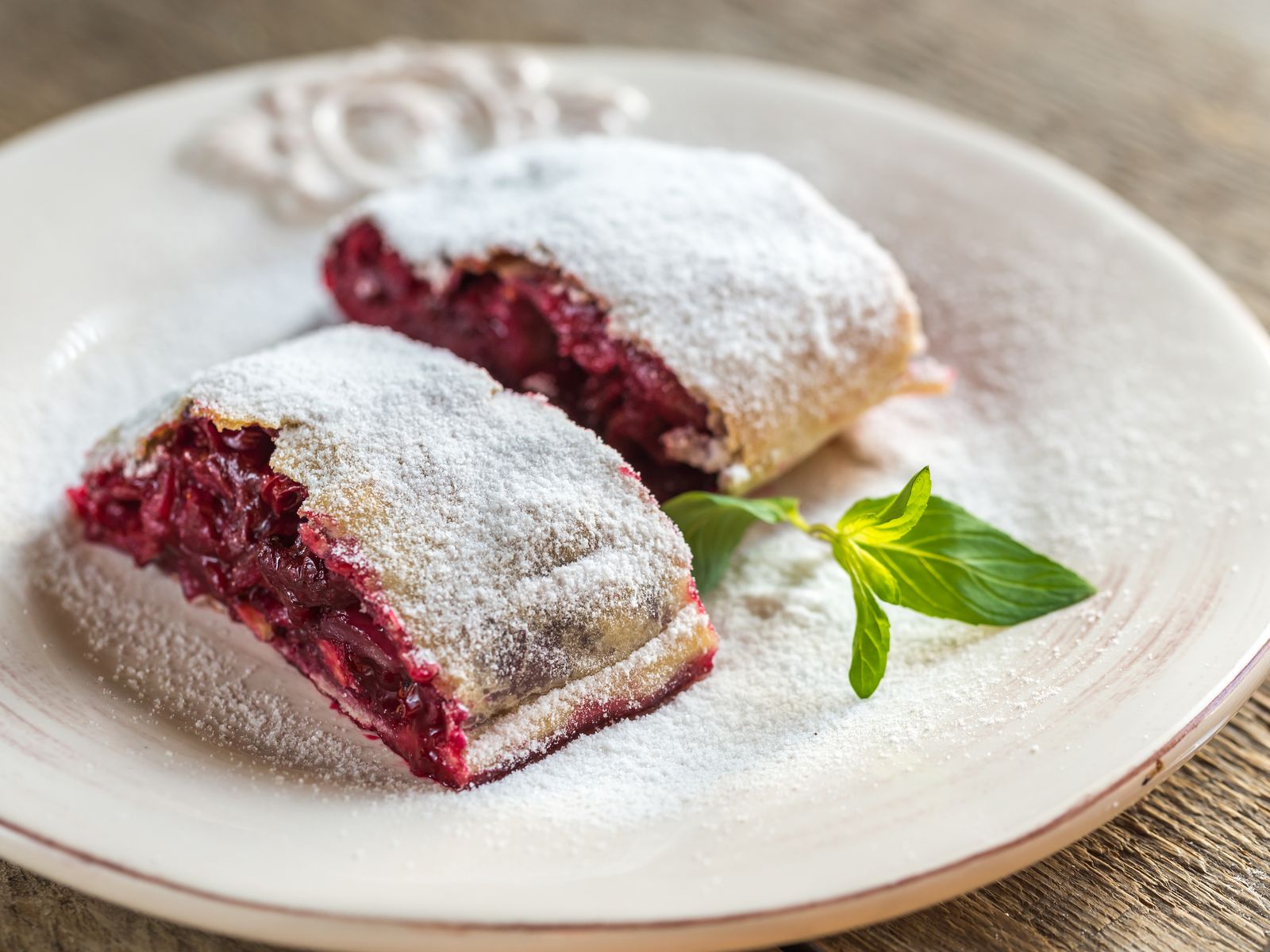 Strudel di fine estate ai frutti rossi: il dessert da preparare prima che sia troppo tardi