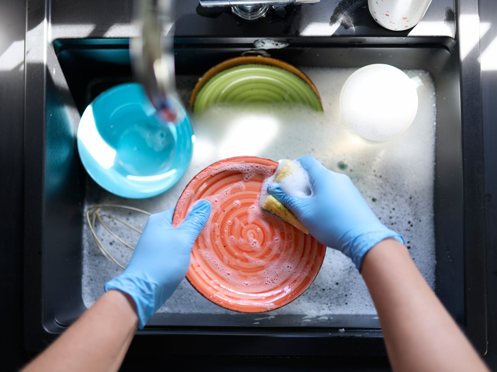 Lavare i piatti con la candeggina è utile? Risponde l'esperto in sicurezza alimentare