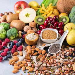 7 menù proteici per la settimana: gli abbinamenti consigliati dalla dietologa 6 Healthy balanced dieting concept. Selection of rich fiber sources vegan food. Vegetables fruit seeds beans ingredients...