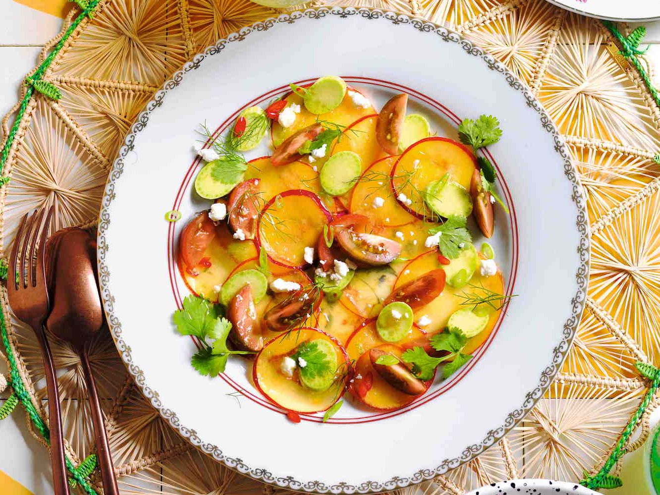 Ceviche di pesche e pomodori verdi con feta