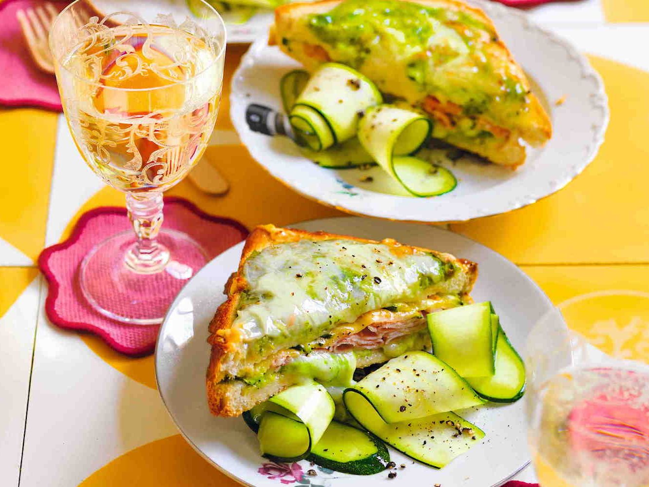 Croque monsieur con zucchine scapece e besciamella aromatica
