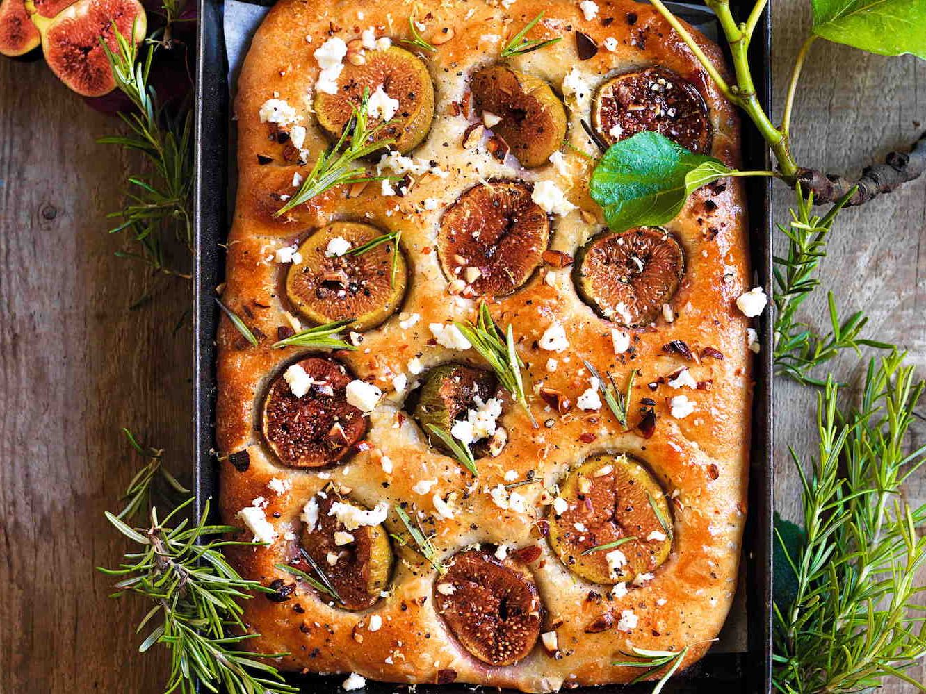 Focaccia ai fichi con feta e rosmarino