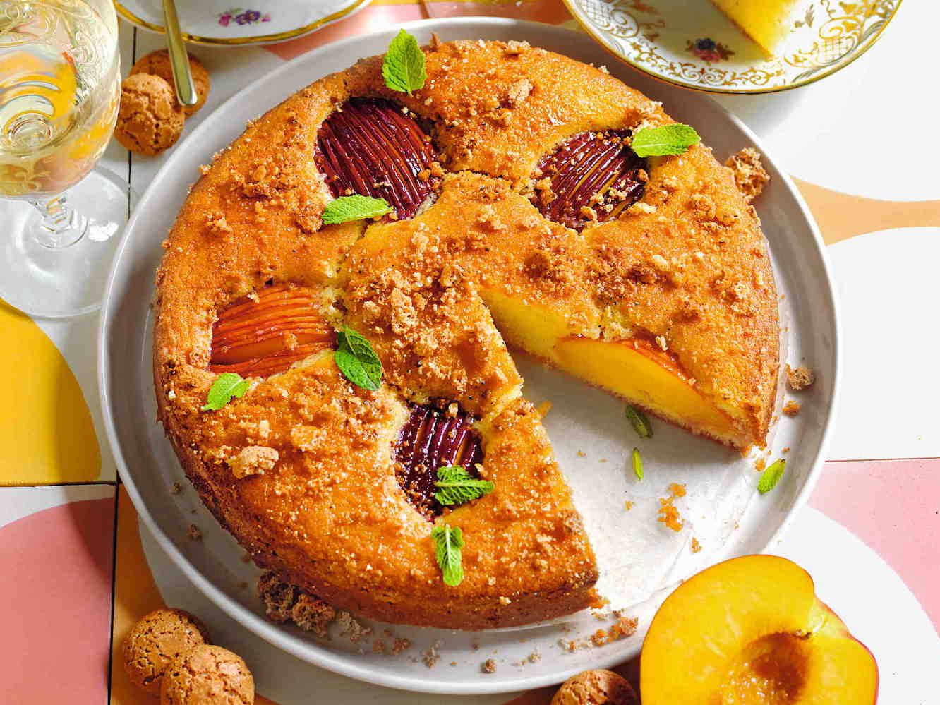 Torta morbida alle pesche con cardamomo e amaretti